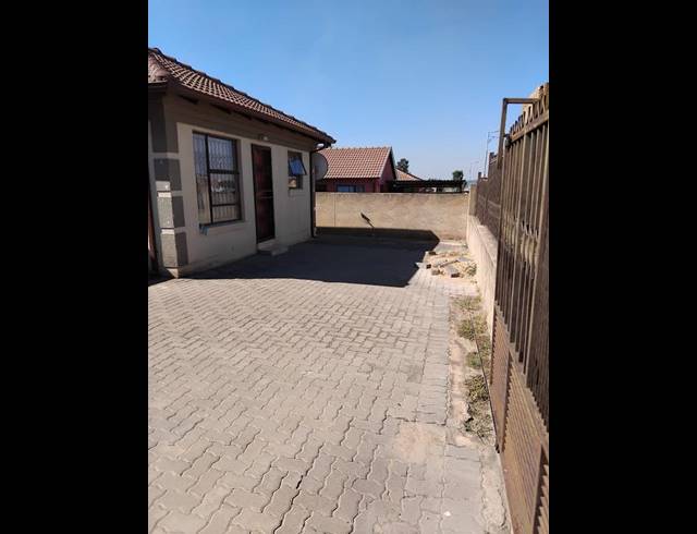 5 BEDROOM HOUSE FOR SALE IN OLIEVENHOUTBOSCH